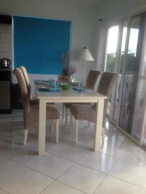 Landslake Apartments Palm Beach