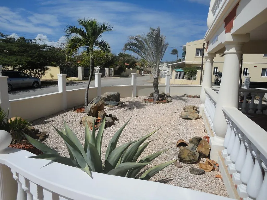 Landslake Apartments Palm Beach