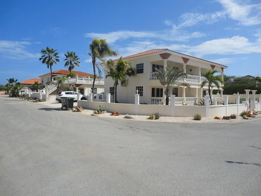 Landslake Apartments Palm Beach