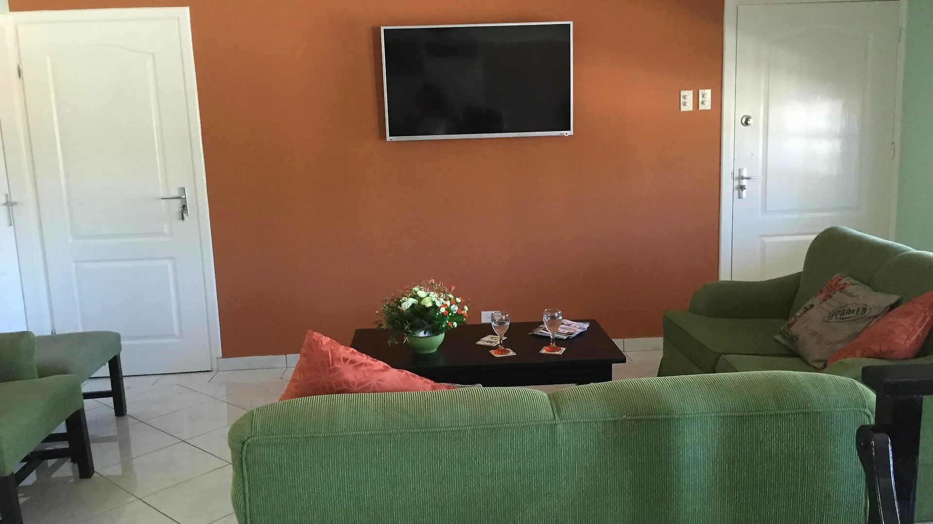 Landslake Apartments Palm Beach